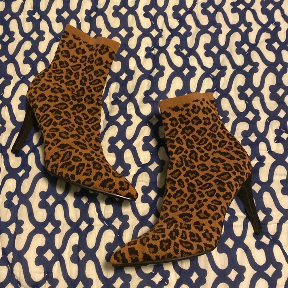 [NEVER WORN] LEOPARD PRINT BOOTS